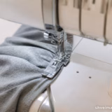 Janome CoverPro 3000 Professional стягує тканину