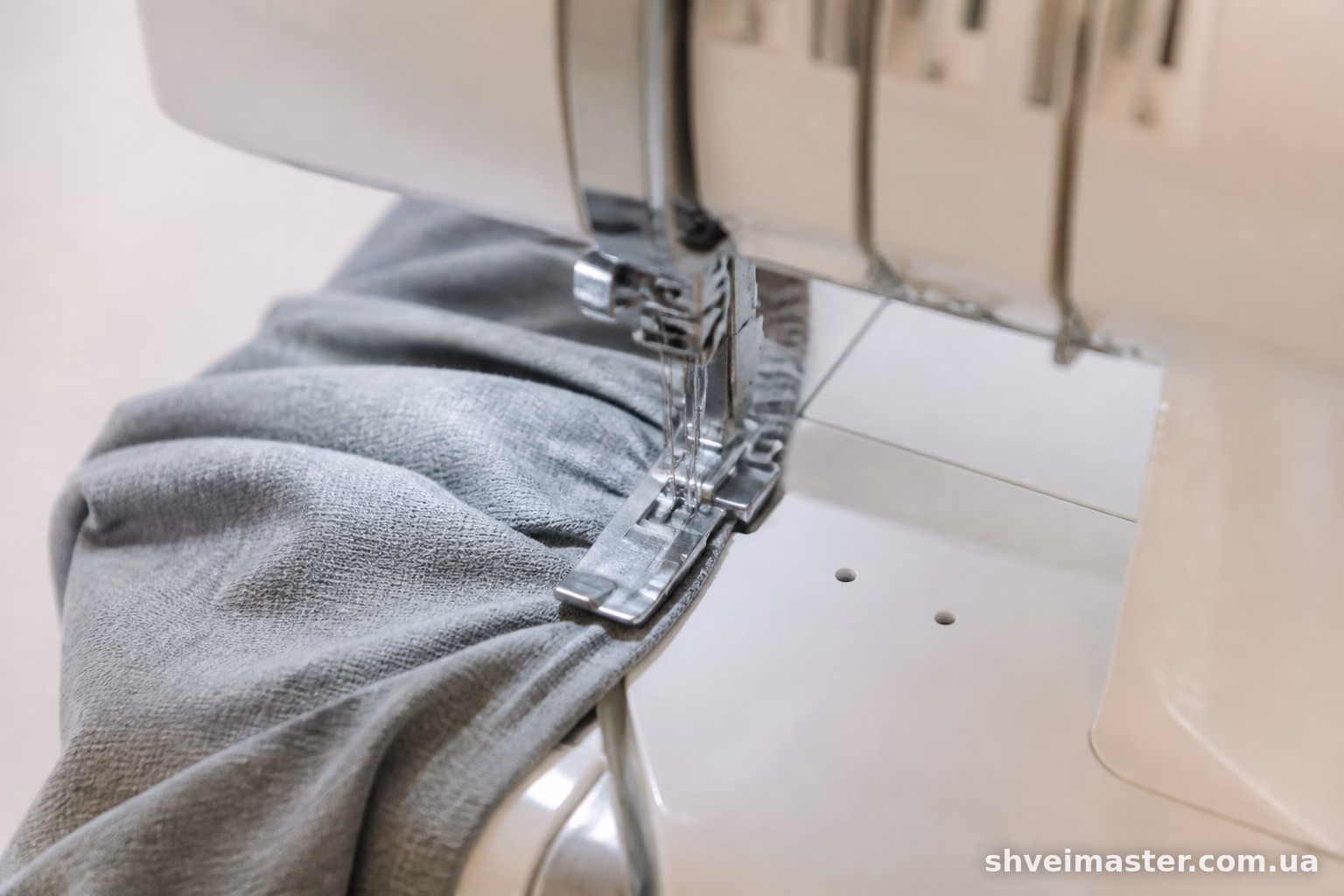 Janome CoverPro 3000 Professional стягує тканину