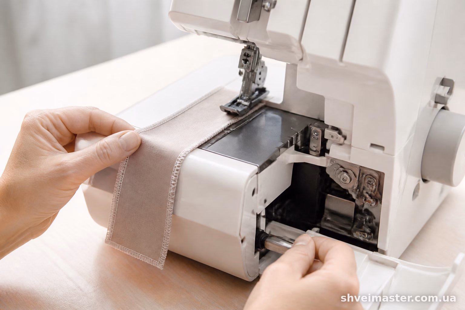 Janome MyLock 714 не обрізає тканину